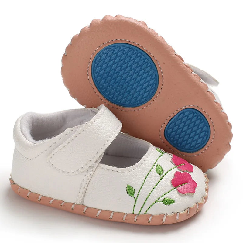 Soft and delicate baby shoes for children aged newborn to 18 months. Boasting an anti-slip design, these flats are breathable and lightweight, making them perfect for little ones on the move.