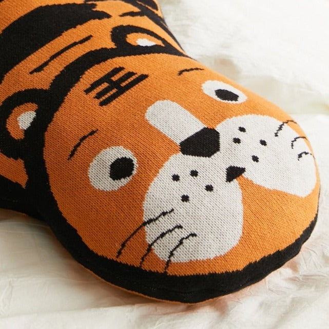 Add a wild touch to your kid's bedroom with this knitted tiger pillow! Its cool knitted design and 100% cotton material with cotton filling provide durability and comfort. The removable and washable feature makes it easy to keep clean. Can you hear the roars? 
