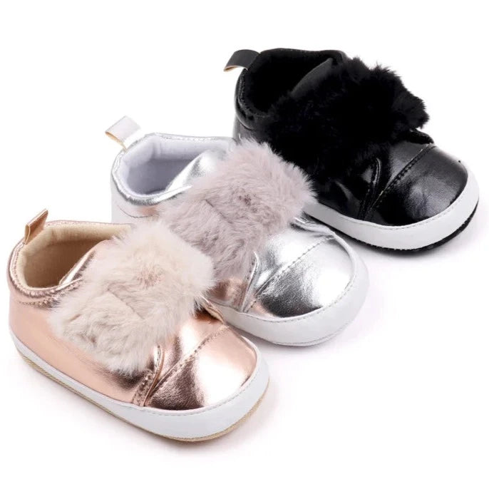 Discover the most adorable infant footwear available for newborns up to 18 months! Our selection boasts rose gold, glossy black, and shimmering silver options. These non-slip, cozy shoes feature soft soles perfect for everyday wear. 