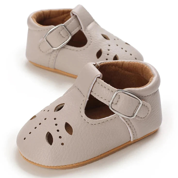 Introduce your little one to the world of fashion with our Little Leaf Baby Shoes. This exquisite collection features multiple colors and sizes, perfect for newborns up to 18 months old. Choose from a variety of shades such as blue, black, beige, and gold, all designed to add a touch of cuteness to your baby's wardrobe.