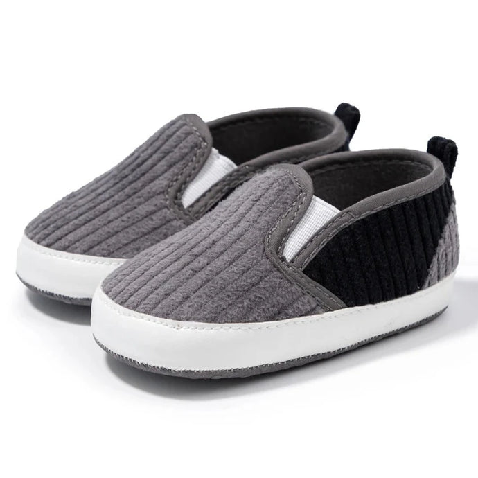 Experience walking in its purest form with our ultra-comfortable and lightweight loafer for babies. Designed with a soft and anti-slip sole to support your little one's natural steps.