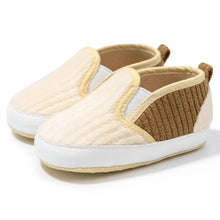 Load image into Gallery viewer, Experience walking in its purest form with our ultra-comfortable and lightweight loafer for babies. Designed with a soft and anti-slip sole to support your little one&#39;s natural steps.
