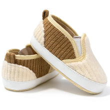 Load image into Gallery viewer, Experience walking in its purest form with our ultra-comfortable and lightweight loafer for babies. Designed with a soft and anti-slip sole to support your little one&#39;s natural steps.
