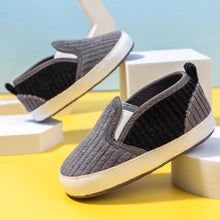 Load image into Gallery viewer, Experience walking in its purest form with our ultra-comfortable and lightweight loafer for babies. Designed with a soft and anti-slip sole to support your little one&#39;s natural steps.
