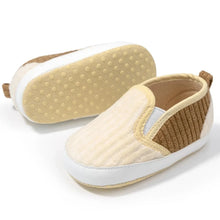 Load image into Gallery viewer, Experience walking in its purest form with our ultra-comfortable and lightweight loafer for babies. Designed with a soft and anti-slip sole to support your little one&#39;s natural steps.
