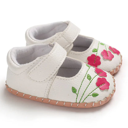 Soft and delicate baby shoes for children aged newborn to 18 months. Boasting an anti-slip design, these flats are breathable and lightweight, making them perfect for little ones on the move.