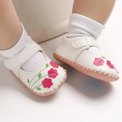 Soft and delicate baby shoes for children aged newborn to 18 months. Boasting an anti-slip design, these flats are breathable and lightweight, making them perfect for little ones on the move.