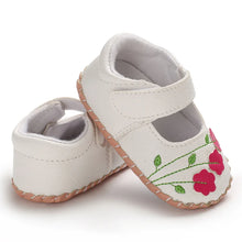 Load image into Gallery viewer, Soft and delicate baby shoes for children aged newborn to 18 months. Boasting an anti-slip design, these flats are breathable and lightweight, making them perfect for little ones on the move.
