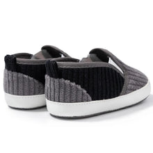 Load image into Gallery viewer, Experience walking in its purest form with our ultra-comfortable and lightweight loafer for babies. Designed with a soft and anti-slip sole to support your little one&#39;s natural steps.
