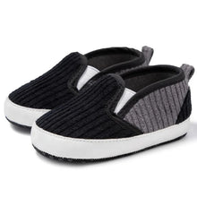 Load image into Gallery viewer, Experience walking in its purest form with our ultra-comfortable and lightweight loafer for babies. Designed with a soft and anti-slip sole to support your little one&#39;s natural steps.
