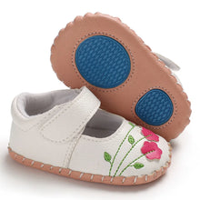 Load image into Gallery viewer, Soft and delicate baby shoes for children aged newborn to 18 months. Boasting an anti-slip design, these flats are breathable and lightweight, making them perfect for little ones on the move.
