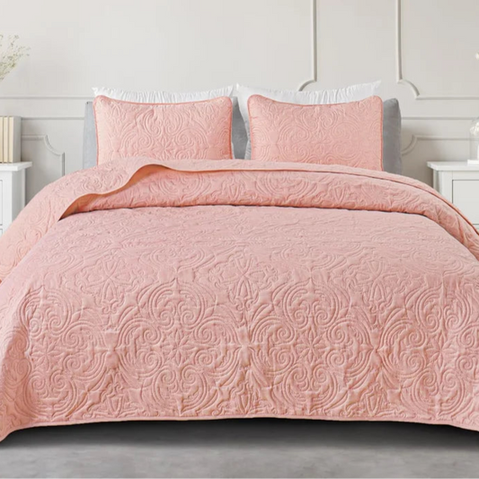 This high-quality, embossed light pink quilt bedding set is the ideal addition to any children's or teenager's bedroom.