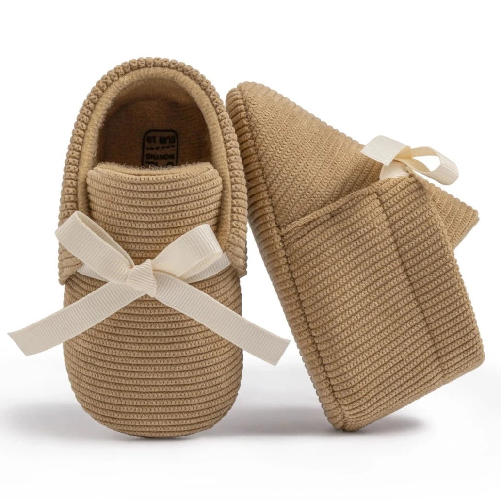 Introducing our adorable striped baby Mary Janes, available in a variety of colors and sizes, perfect for newborns up to 18 months. Experience the unmatched comfort and softness of these must-have shoes!