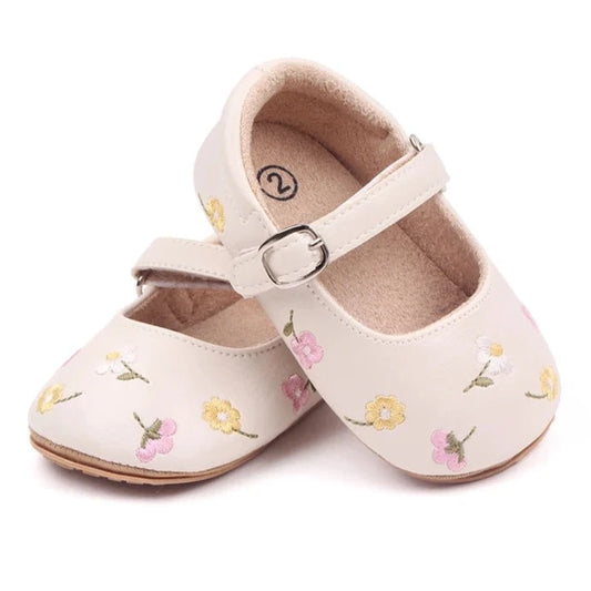 Get ready for your little one to step out in style and comfort with these charming embroidered baby shoes! The delicate butterfly-knot design adds a touch of whimsy to any outfit, making your baby the center of attention wherever you go. Perfect for newborns up to 18 months, these shoes will keep your baby's feet cozy and supported as they grow and explore the world around them. Give your baby the gift of fashion and function with these adorable baby shoes.&nbsp;