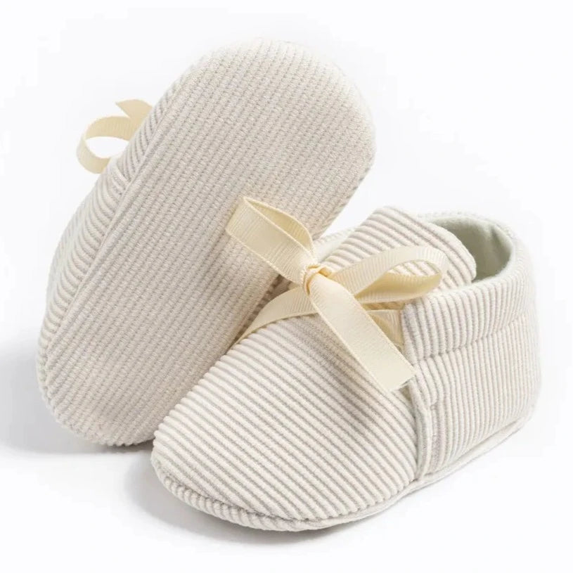 Introducing our adorable striped baby Mary Janes, available in a variety of colors and sizes, perfect for newborns up to 18 months. Experience the unmatched comfort and softness of these must-have shoes!