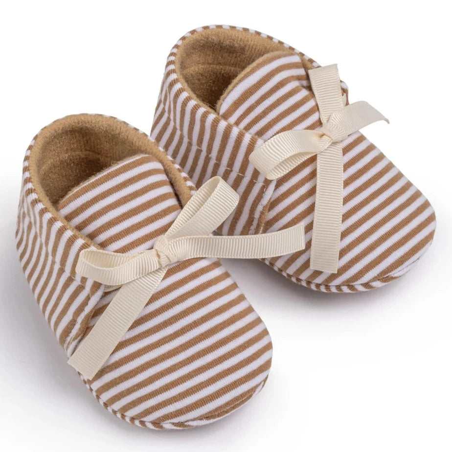 Introducing our adorable striped baby Mary Janes, available in a variety of colors and sizes, perfect for newborns up to 18 months. Experience the unmatched comfort and softness of these must-have shoes!