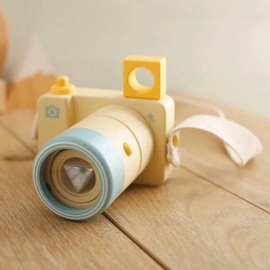 Introducing the ultimate simulation camera for children aged 3 to 6 years - a portable camera kaleidoscope featuring a detachable lens, a removable viewfinder in the top left corner, and a press-down shutter.