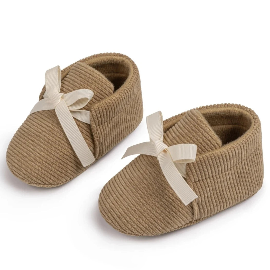 Introducing our adorable striped baby Mary Janes, available in a variety of colors and sizes, perfect for newborns up to 18 months. Experience the unmatched comfort and softness of these must-have shoes!