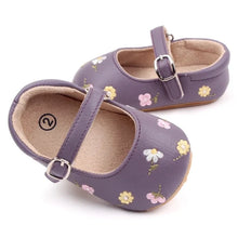 Load image into Gallery viewer, Get ready for your little one to step out in style and comfort with these charming embroidered baby shoes! The delicate butterfly-knot design adds a touch of whimsy to any outfit, making your baby the center of attention wherever you go. Perfect for newborns up to 18 months, these shoes will keep your baby&#39;s feet cozy and supported as they grow and explore the world around them. Give your baby the gift of fashion and function with these adorable baby shoes
