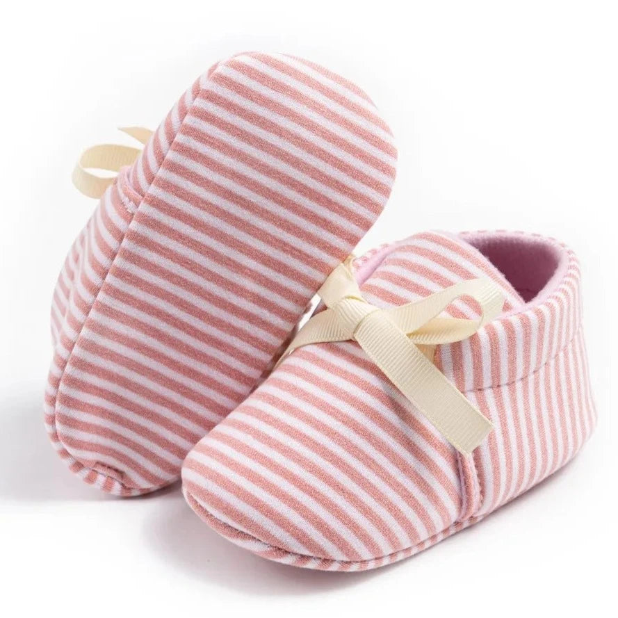 Introducing our adorable striped baby Mary Janes, available in a variety of colors and sizes, perfect for newborns up to 18 months. Experience the unmatched comfort and softness of these must-have shoes!