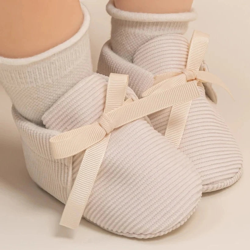 Introducing our adorable striped baby Mary Janes, available in a variety of colors and sizes, perfect for newborns up to 18 months. Experience the unmatched comfort and softness of these must-have shoes!