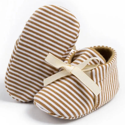 Introducing our adorable striped baby Mary Janes, available in a variety of colors and sizes, perfect for newborns up to 18 months. Experience the unmatched comfort and softness of these must-have shoes!