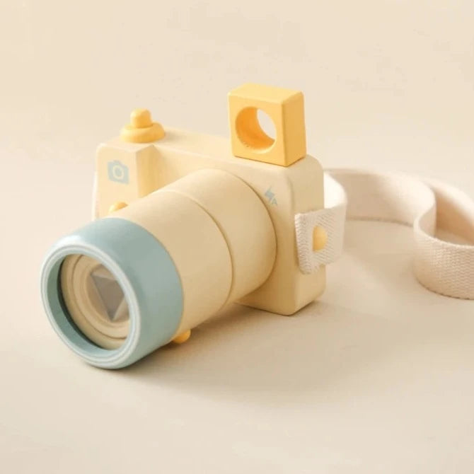 Introducing the ultimate simulation camera for children aged 3 to 6 years - a portable camera kaleidoscope featuring a detachable lens, a removable viewfinder in the top left corner, and a press-down shutter.