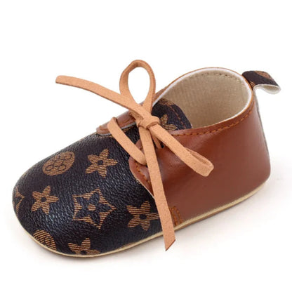 Fashionable and versatile baby shoes designed for comfort and durability. Made with high-quality materials, perfect for your little one's developing feet.