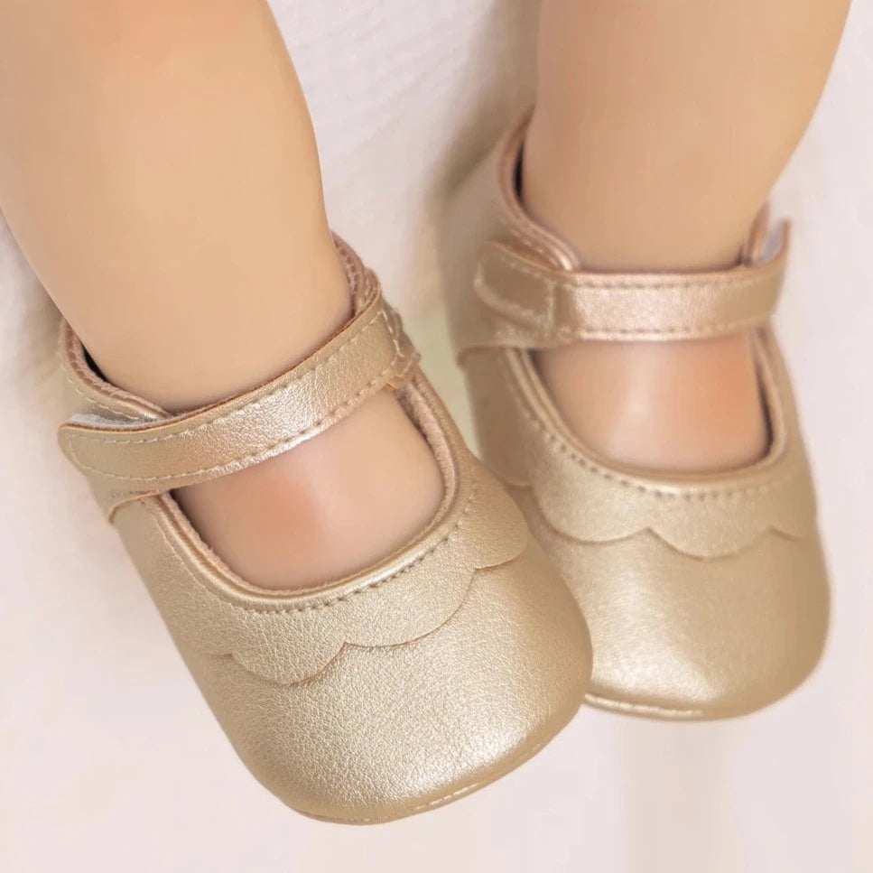 Pamper your little princess with our adorable baby girl shoes, perfect for newborns to 18 months. The sole is designed to be anti-slip, ensuring your little one's safety with every step.