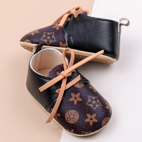 Fashionable and versatile baby shoes designed for comfort and durability. Made with high-quality materials, perfect for your little one's developing feet.
