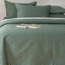 Load image into Gallery viewer, Enhance the comfort and style of your child&#39;s bedroom with our premium green Tencel queen bedspread set. The silky, soft touch of the Tencel fabric creates a cozy and inviting sleep environment for your queen size bed. This 3-piece set is the perfect addition for a luxurious experience.  Quilt (Bedspreads): 96 x 98 inches (245 x 250 cm) Pillowcases/Pillow shams: 19 x 29 inches (48 x74 cm)
