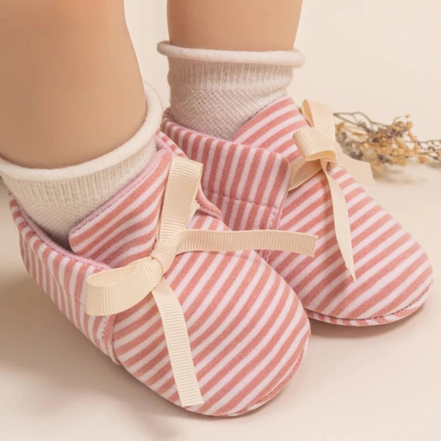 Introducing our adorable striped baby Mary Janes, available in a variety of colors and sizes, perfect for newborns up to 18 months. Experience the unmatched comfort and softness of these must-have shoes!