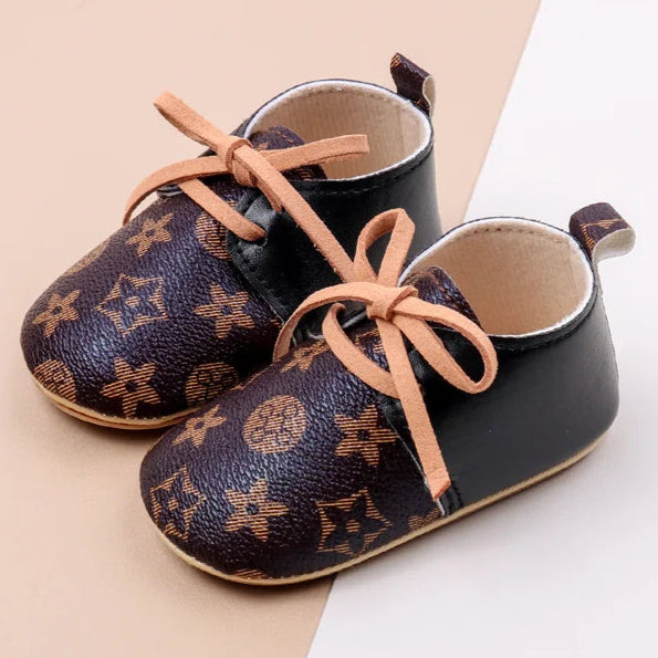 Fashionable and versatile baby shoes designed for comfort and durability. Made with high-quality materials, perfect for your little one's developing feet.