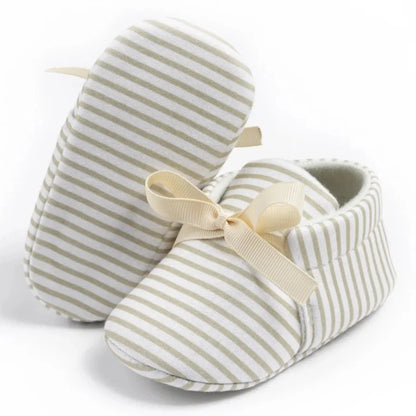 Introducing our adorable striped baby Mary Janes, available in a variety of colors and sizes, perfect for newborns up to 18 months. Experience the unmatched comfort and softness of these must-have shoes!