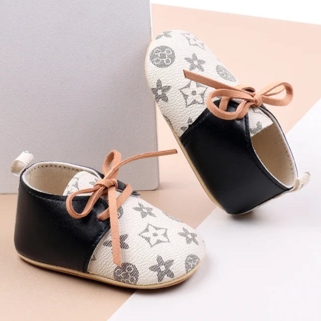 Fashionable and versatile baby shoes designed for comfort and durability. Made with high-quality materials, perfect for your little one's developing feet.