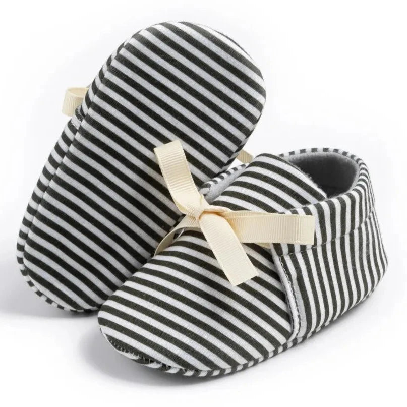 Introducing our adorable striped baby Mary Janes, available in a variety of colors and sizes, perfect for newborns up to 18 months. Experience the unmatched comfort and softness of these must-have shoes!