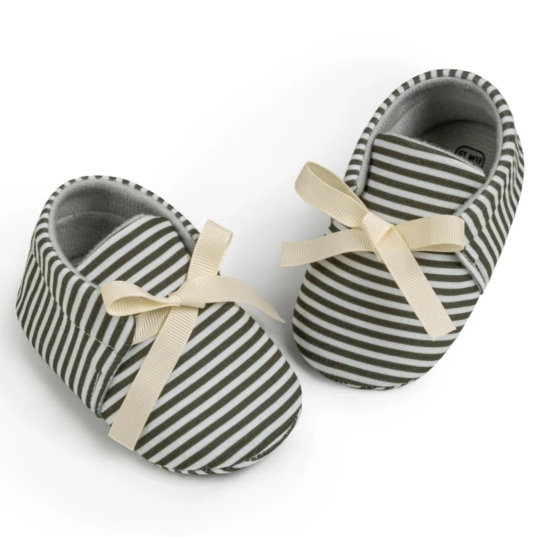 Introducing our adorable striped baby Mary Janes, available in a variety of colors and sizes, perfect for newborns up to 18 months. Experience the unmatched comfort and softness of these must-have shoes!