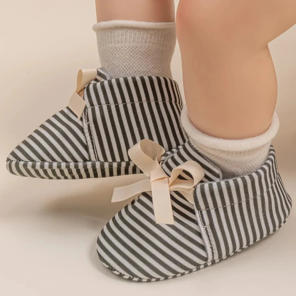 Introducing our adorable striped baby Mary Janes, available in a variety of colors and sizes, perfect for newborns up to 18 months. Experience the unmatched comfort and softness of these must-have shoes!