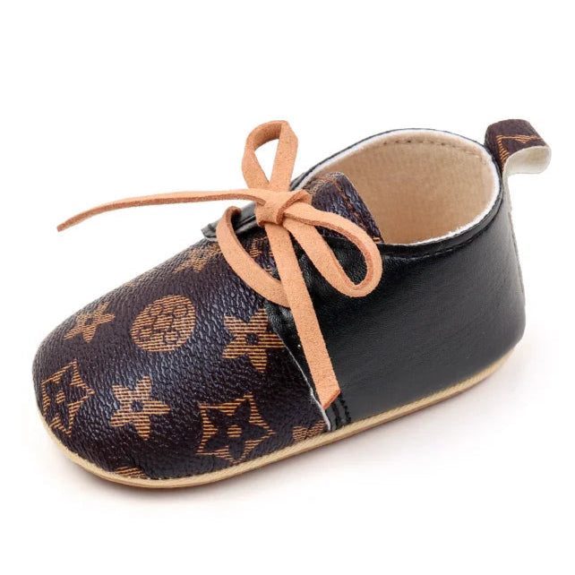 Fashionable and versatile baby shoes designed for comfort and durability. Made with high-quality materials, perfect for your little one's developing feet.