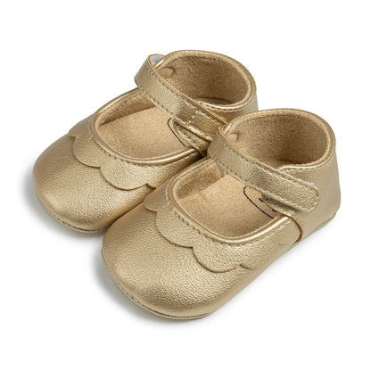 Pamper your little princess with our adorable baby girl shoes, perfect for newborns to 18 months. The sole is designed to be anti-slip, ensuring your little one's safety with every step.