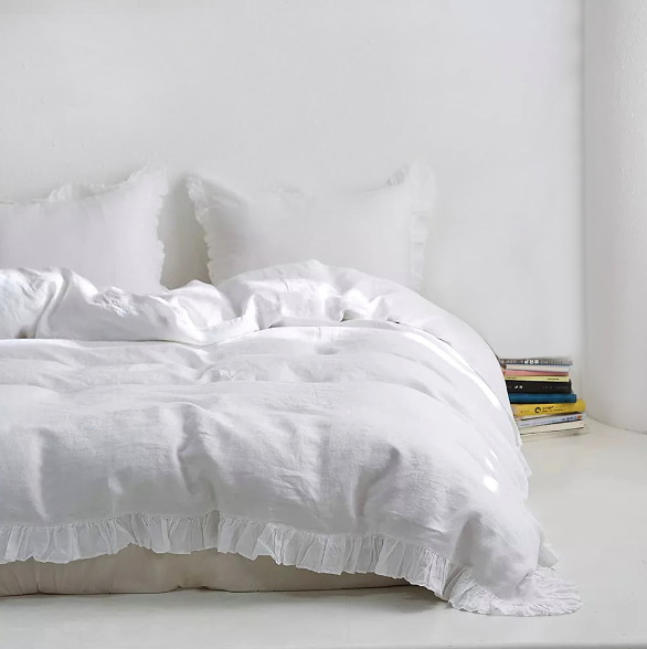 Expertly woven with 100% linen material, this white duvet cover is the perfect addition to your child's bedroom. Equipped with a 100TC thread count and a fabric count of 40, this cover offers a beautiful, yet functional, option for any bed. Duvet insert and pillow insert not included.  