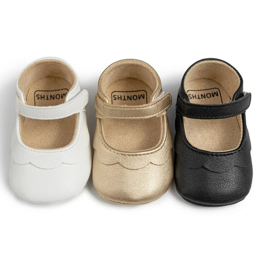 Pamper your little princess with our adorable baby girl shoes, perfect for newborns to 18 months. The sole is designed to be anti-slip, ensuring your little one's safety with every step.