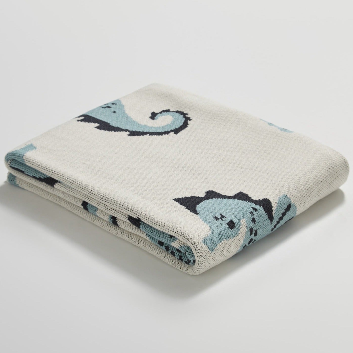 Snuggle up with an ocean of comfort! Our knitted sea horse cotton blanket is perfect for your little mermaid or sailor's bedroom or nursery. It's made of Grade A, 100% cotton with a yarn dyed pattern and comes in two cute colors: blue and pink. Yo-ho-ho and a pirate's hug! Size: 51.18 x 62.99 inches (130cm x 160cm).