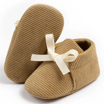 Introducing our adorable striped baby Mary Janes, available in a variety of colors and sizes, perfect for newborns up to 18 months. Experience the unmatched comfort and softness of these must-have shoes!