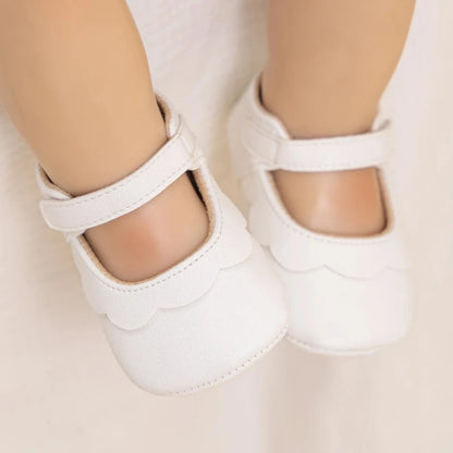 Pamper your little princess with our adorable baby girl shoes, perfect for newborns to 18 months. The sole is designed to be anti-slip, ensuring your little one's safety with every step.