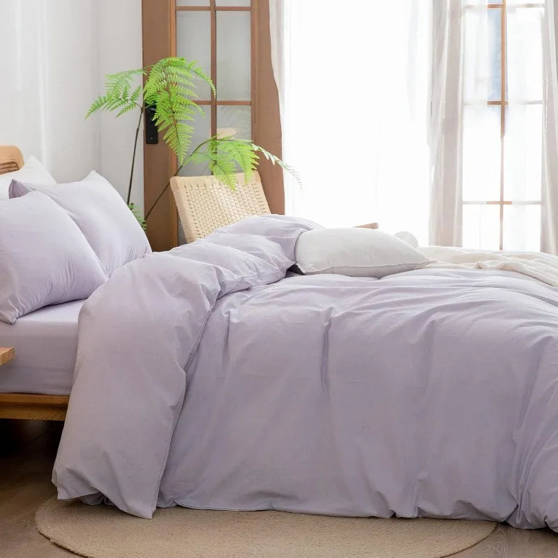 This adaptable Amethyst bedding set is suitable for all seasons, especially in summer or hot weather when paired with a sheet. It's a great choice for a child's bedroom or a teen's den.