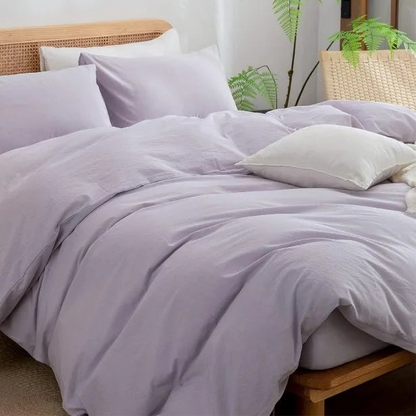 This adaptable Amethyst bedding set is suitable for all seasons, especially in summer or hot weather when paired with a sheet. It's a great choice for a child's bedroom or a teen's den.