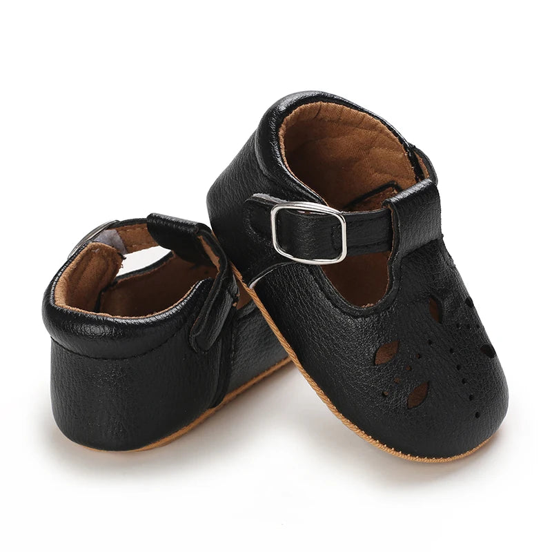 Introduce your little one to the world of fashion with our Little Leaf Baby Shoes. This exquisite collection features multiple colors and sizes, perfect for newborns up to 18 months old. Choose from a variety of shades such as blue, black, beige, and gold, all designed to add a touch of cuteness to your baby's wardrobe.