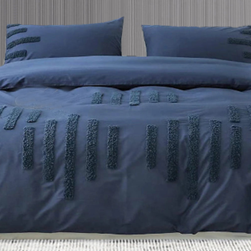 This dark blue cotton duvet cover is the perfect addition to your child's bedroom. Made with 100% cotton and a thread count of 100TC, it features a woven technic and a fabric count of 40. Please note, duvet insert and pillow insert are not included.