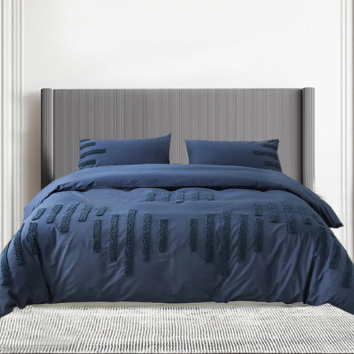 This dark blue cotton duvet cover is the perfect addition to your child's bedroom. Made with 100% cotton and a thread count of 100TC, it features a woven technic and a fabric count of 40. Please note, duvet insert and pillow insert are not included.